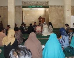 Polisi Fasilitasi Tahanan Narkoba Menikah di Masjid Baiturahim Polres Kediri Kota