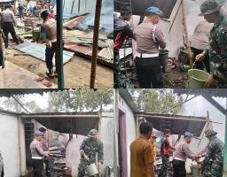 Personil Polsek Cermee Bersama TNI berjibaku Memadamkan Api Dalam Kebakaran Rumah di Desa Suling Kulon