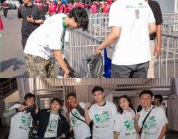 Salut! Pegadaian Ajak Pecinta Bola Bersih-Bersih Stadion Usai Laga Indonesia VS Irak