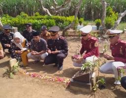 Polres Malang Ziarah ke Makam Korban Peristiwa Kanjuruhan di Hari Bhayangkara ke – 78