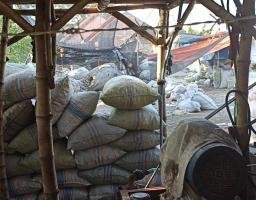 Diduga Ilegal Penggilingan Limbah Plastik Bekas Di Desa Pagerluyung