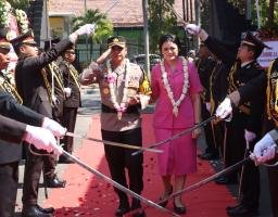Pedang Pora Warnai Tradisi Pisah Sambut Kapolres Sampang