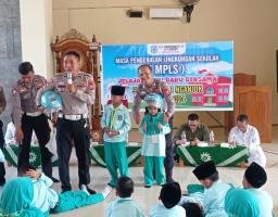 Polres Nganjuk Lakukan Sosialisasi dan Edukasi Tertib Berlalu Lintas di SD Aisiyah 1 Nganjuk
