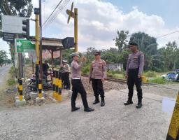 Cegah Laka, Polisi Edukasi Relawan Perlintasan KA Tanpa Palang Pintu di Tulungagung