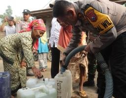 Polres Mojokerto Salurkan 32 Liter Air Bersih Untuk Warga di Kaki Gunung Penanggungan
