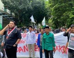 Rapor Merah Bobby Nasution Medan Berantakan' Tulisan di Kain Putih Aksi Unjuk Rasa Cipayung Plus Kota Medan