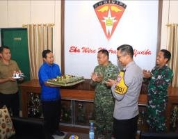 Sinergitas TNI - Polri, Polres Ngawi Beri Tumpeng dan Kue Ulang Tahun ke Yon Armed 12 Kostrad
