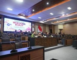 Kapolda Bali Saksikan Wayang Kulit Melalui Zoom