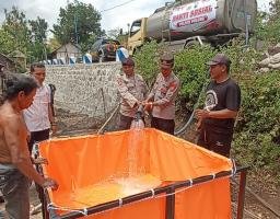 Polisi Droping Air Bersih untuk Warga Pulung Ponorogo