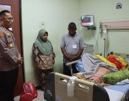 Kapolres Probolinggo Kota Kunjungi Korban Laka Perlintasan Kereta Api, Beri Dukungan Dan Doa