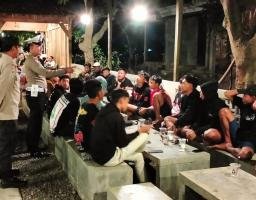 Petugas Polsek Warujayeng Sapa Pengunjung Warung ciptakan Kamtibmas Kondusif