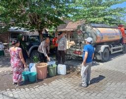 Guna Menangani Musim Kemarau Berkepanjangan, Polres Bondowoso Berikan Bantuan Air Bersih di Desa Leprak