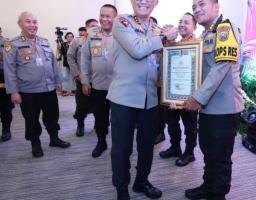 Kapolres Nganjuk Terima Piagam Penghargaan IKPA Terbaik di Lingkup Polri tahun 2023 dari Kapolri