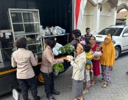 Mobil Dapur Lapangan Polisi Sidoarjo Sapa Emak-emak