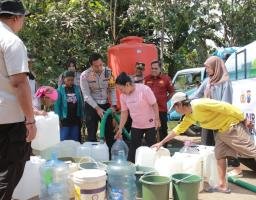 Musim Kemarau Polres Jember Distribusikan Bantuan Air Bersih Untuk Warga Desa Plalangan