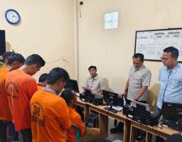 Polres Bangkalan Grebek Rumah Diduga Tempat Peredaran Sabu, Enam Orang Diamankan