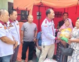 LPM Medan Barat Serahkan Bantuan ke Warga Korban Kebakaran di Pulo Brayan