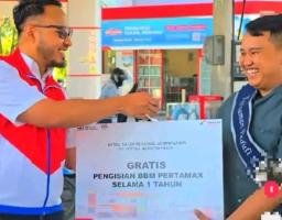 Pertamina Patra Niaga Memberikan Penghargaan Kepada Dicky Aprilio E-Voucher BBM Pertamax Gratis Selama Satu Tahun