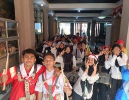 Sambut HUT RI ke-79, Siswa-siswi SMP Muhammadiyah 1 Surabaya Pawai Gunakan Atribut Merah Putih