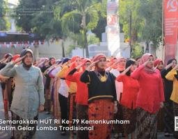 Berbaju Adat, Kakanwil Kemenkumham Jatim Pimpin Upacara HUT ke-79 RI 