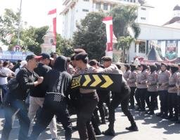 Simulasi Sispamkota Polres Ponorogo Peragakan Kerusuhan hingga Penculikan Saat Pilkada 2024