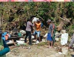 Respon Cepat Polres Nganjuk bersama Warga Lakukan Kerja Bakti untuk Bersihkan Puing Rumah Tertimpa Pohon di Desa Losari