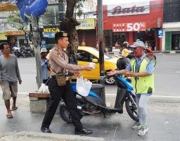 Polresta Sidoarjo Tumbuhkan Rasa Peduli di Tengah Patroli