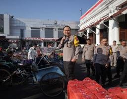 Sarapan Bareng Abang Becak, Kapolrestabes Surabaya Jalin Silaturahmi dan Perkuat Kamtibmas