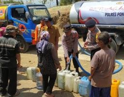 Polres Ponorogo Droping Air Bersih untuk Warga Desa Duri