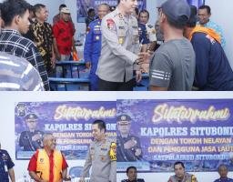 Tatap Muka dengan Tokoh Nelayan, Kapolres Situbondo Beri Bantuan Life Jacket untuk Keselamatan di Laut