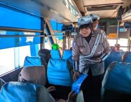 Sukseskan KTT IAF di Bali Personel Gabungan Polres Lumajang Patroli KRYD di Terminal Minak Koncar