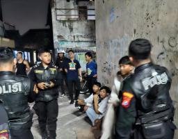 Polisi dan Warga Amankan Lima Orang Anggota Gengster di Pasar Kembang Surabaya