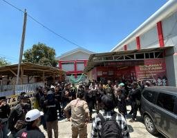 Tak Terbendung, Ratusan Massa AMI Merangsek Masuk ke Halaman Rutan Kelas 1 Medaeng