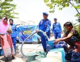 Polisi Peduli, Ditpolairud Polda Jatim Droping Air Bersih untuk Warga Mantup Lamongan