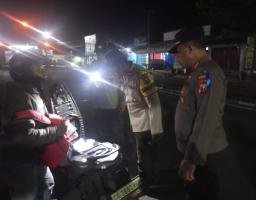 Polres Nganjuk Terjunkan Puluhan Anggota KRYD dalam Patroli Metode SREG Di Wilayah Berbek