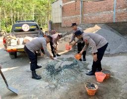 Peduli Keselamatan Masyarakat, Polisi Tambal Jalan Desa Berlubang di Trenggalek