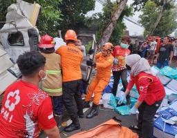 MOBIL BOX TABRAK POHON DI BATAS KOTA GUNUNGKIDUL, SATU ORANG MENINGGAL