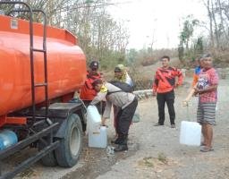 Polres Nganjuk Salurkan Bantuan Air Bersih di Tengah Krisis Kemarau Panjang