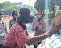 Aksi Simpatik Polwan Sapa Pagi Masyarakat Sidoarjo