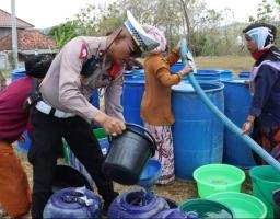 Gelar Baksos di Harlantas Bhayangkara ke – 69, Polres Bangkalan Droping 10 Tangki Air Bersih di 2 Desa