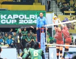 Tim Voli Putra Putri Polda Jatim Raih Kemenangan Perdana Kapolri Cup 2024 di Gresik