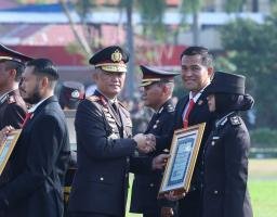 Upacara Hari Kesaktian Pancasila, Kapolda Jatim Beri Penghargaan Anggota Polri dan PNPP Berprestasi