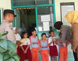 Bhabinkamtibmas Ploso: Pahlawan Tanpa Jubah di Mata Siswa