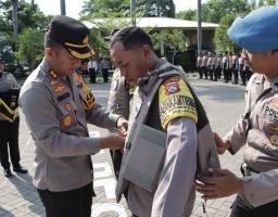 Kapolres Nganjuk Bagikan Body Protector Kepada Anggota Bhabinkamtibmas 