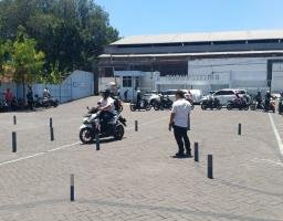 Satlantas Polrestabes Surabaya Gelar Coaching Clinic SIM Cak Bhabin dan Layanan Perpanjangan SIM di SMA Santo Yosep