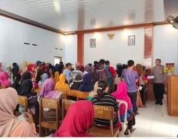 Wakapolres Nganjuk Pantau Penyaluran Bantuan Pangan di Tanjunganom