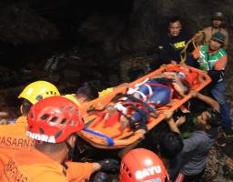 LOMPAT DARI JEMBATAN WANITA DI EVAKUASI TIM SAR GABUNGAN