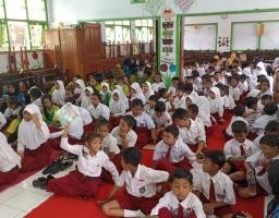 Personel Polsek Nganjuk Kota Sosialisasi Stop Bullying di SDN 1 Kartoharjo atas Inisiasi Kapolres Nganjuk