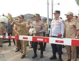 Pj Bupati Apresiasi Polres Mojokerto Bangun Pos Jaga dan Palang Pintu JPL Kereta Api