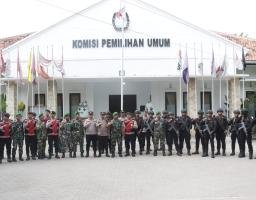 Personel Gabungan Polres Sampang dan TNI Gelar KRYD Jaga Kondusifitas Tahapan Pilkada 2024
